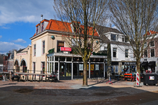 900115 Gezicht op de panden Tolsteegbarrière 1 (rechts) en 2 te Utrecht.